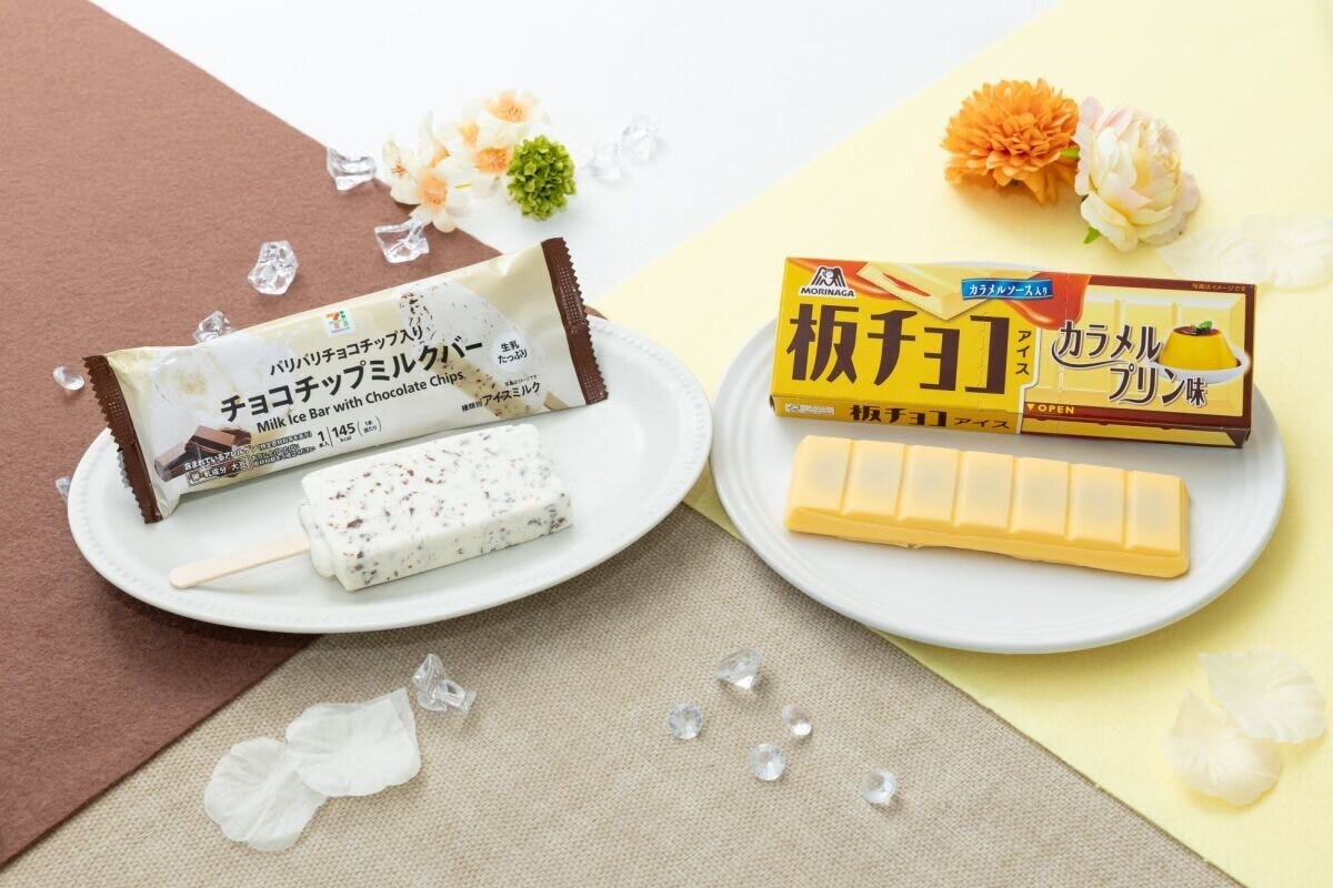 セブンイレブンのチョコチップミルクバーと板チョコアイスが白い皿に置かれている