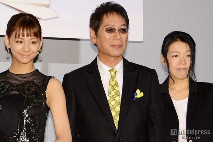 (左から)西内まりや、大杉漣、有川浩氏