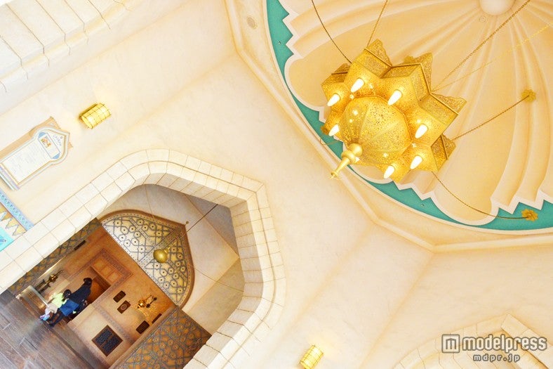 モスクのような高い白天井