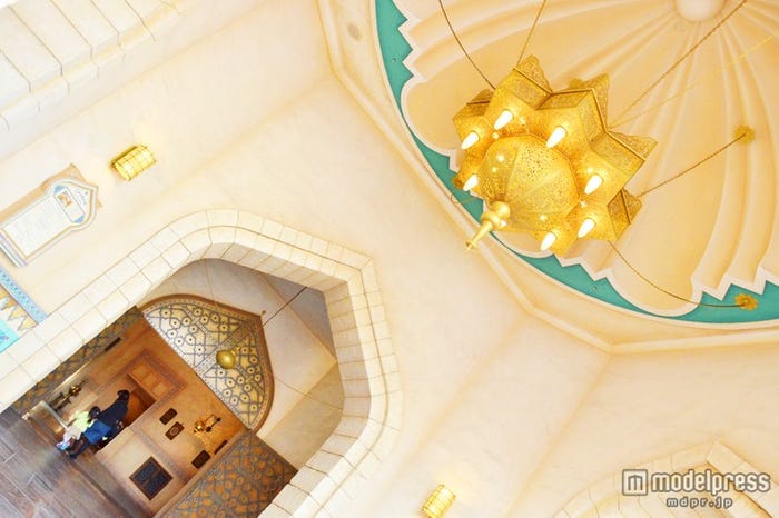モスクのような高い白天井