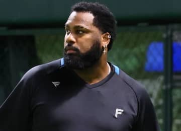 さすが超優良助っ人！日本ハム・レイエスが自主トレ動画を公開「イチ、ニ、サン…」と日本語も ハンマーでタイヤをぶったたく