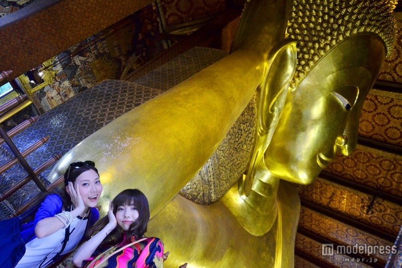 全長46メートル、高さ15メートルの巨大な涅槃仏／モデル：百々さおり、富田千穂