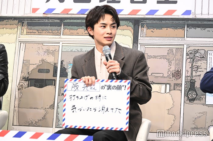 阪元裕吾監督の裏の顔を暴露する草川拓弥(C)モデルプレス