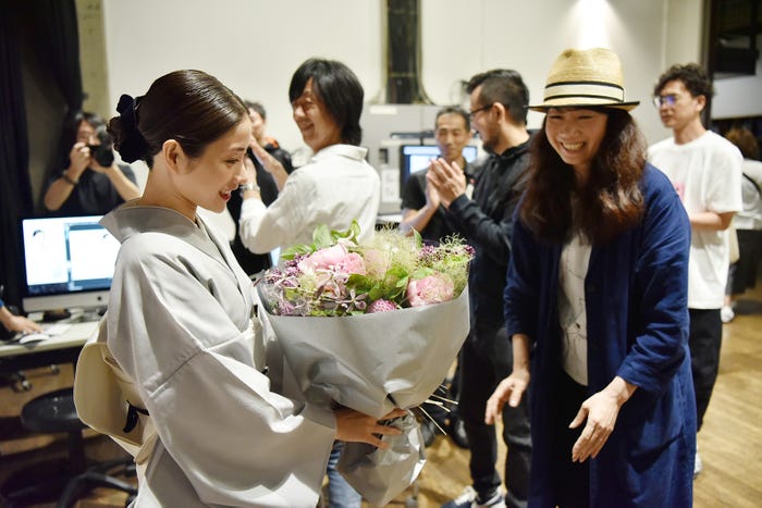 花束を贈られ笑顔(C)日本テレビ