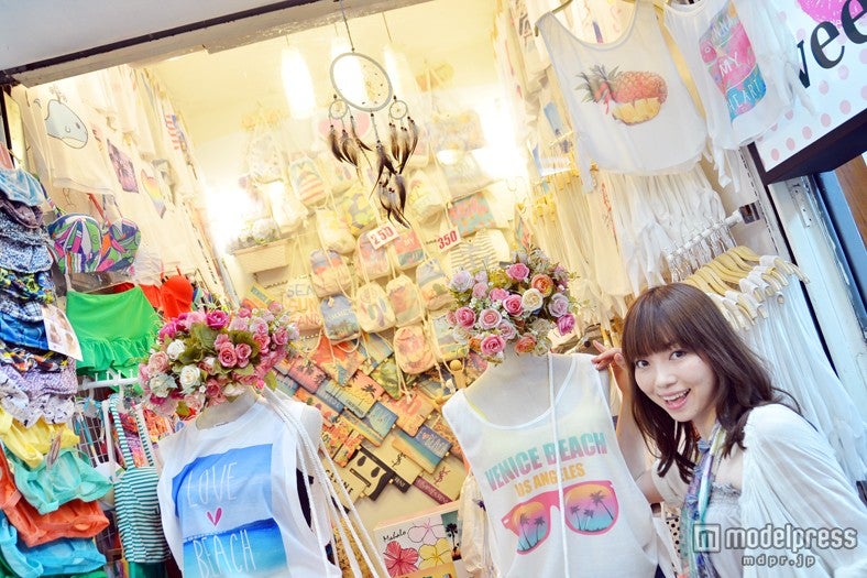 ガーリーなリゾートファッションのお店も／モデル：富田千穂