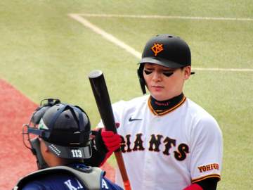 2軍再調整の巨人・丸佳浩が再出発の本塁打 試合前練習では石井2軍監督から助言を送られる場面も