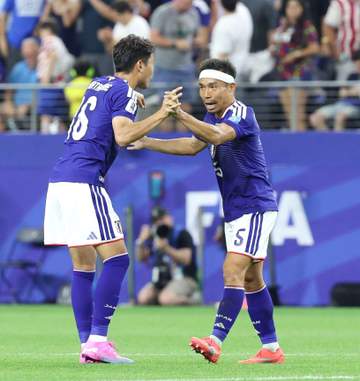 いたっ！W杯スタンドに長友の妻・平愛梨 息子たちもピッチ指さし熱く観戦 指にパパ♥W杯仕様のネイルも光る