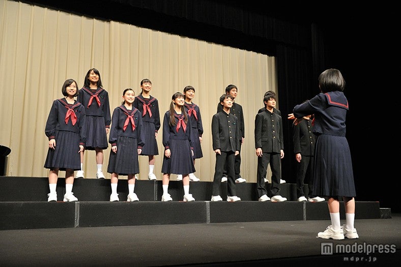 「手紙～拝啓 十五の君へ～」を見事なハーモニーで披露