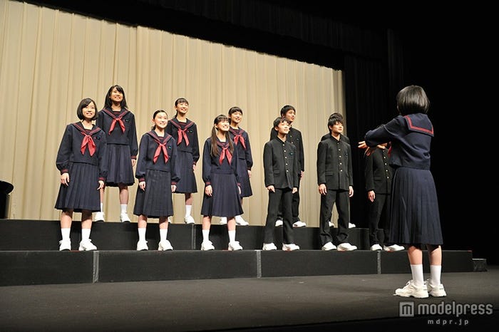 「手紙~拝啓 十五の君へ~」を見事なハーモニーで披露