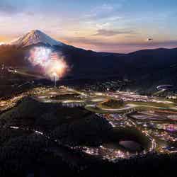 夕焼けに染まる富士山と「富士モータースポーツフォレスト」 （左側が新東名高速・（仮称）小山PA ）／画像提供：東和不動産