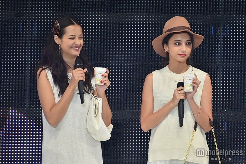 浦浜アリサ（左）、石田ニコル