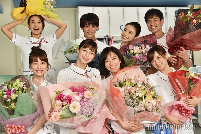 (前列左から)山崎萌香、中条あやみ、水川あさみ、小松彩夏(後列左から)鈴木紗理奈、小瀧望、片瀬那奈、沢村一樹(C)モデルプレス