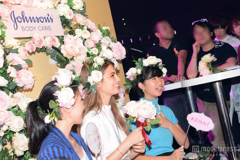 ファンと写真撮影をするマギー