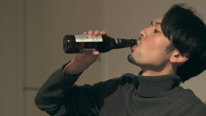 夢が飲んだビールを飲む俊幸「TERRACE HOUSE TOKYO 2019-2020」34th WEEK(C)フジテレビ/イースト・エンタテインメント