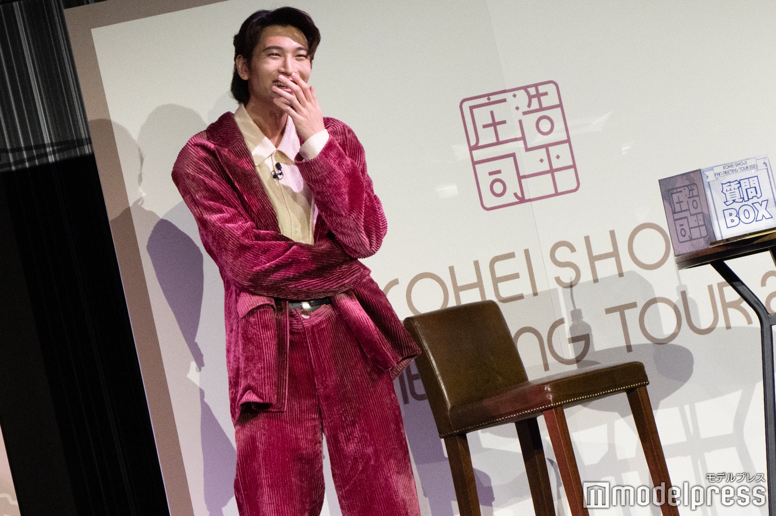 お客さんにワインをこぼした際に謝るより先に「やっちゃった！」と反応してしまった庄司浩平（C）モデルプレス