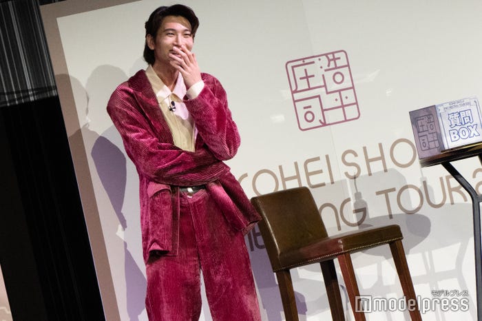 お客さんにワインをこぼした際に謝るより先に「やっちゃった!」と反応してしまった庄司浩平(C)モデルプレス