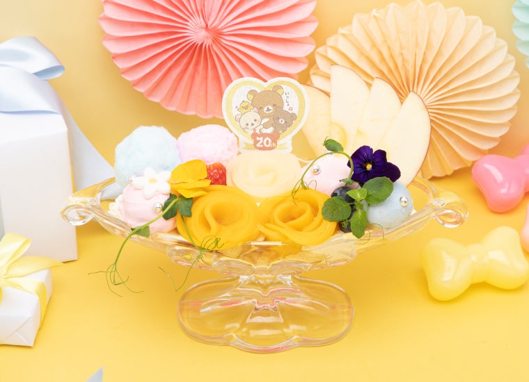 お祝いのフラワーパフェ税込1,540円（C）2023 San-X Co．，Ltd．All Rights Reserved．