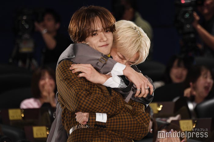 木村柾哉の全力バックハグにご満悦の中島颯太(C)モデルプレス