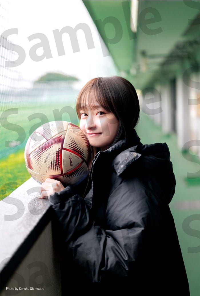 影山優佳 1st写真集「知らないことだらけ」くまざわ書店特典ポストカード/撮影:新津保建秀(扶桑社刊)