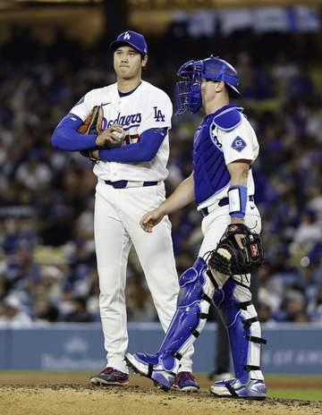 大谷翔平 女房役のスミスが神業キャッチ！思わず絶叫の鬼曲がりスイーパーを鮮やかに クソボールをアルトゥーベもスイング→三振でピンチ脱出
