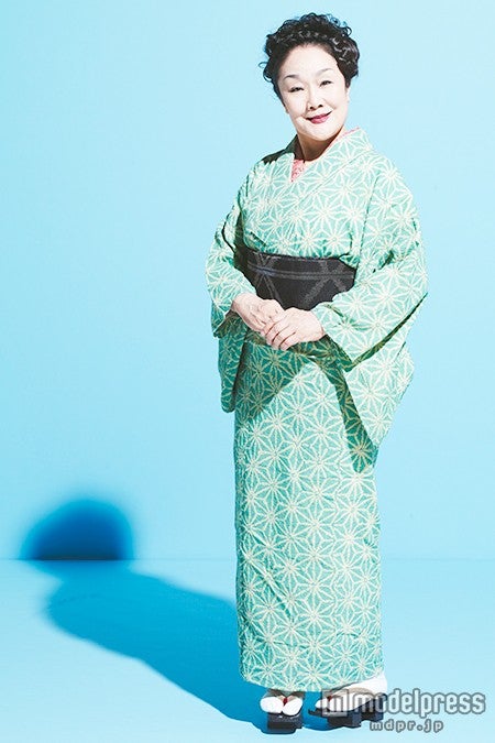 オリジナルキャラクターで京子ちゃんのおばあちゃん役を演じる白石加代子