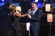 サム・スミス(右)、メアリー・J・ブライジ(左)とともに「Stay With Me」披露/photo:Getty Images【モデルプレス】