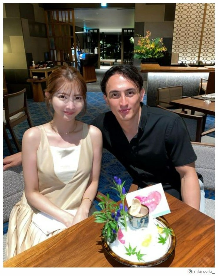 「バチェロレッテ2」尾崎美紀、恋人・佐藤マクファーレン優樹に沖縄でサプライズ 幸せオーラ溢れる2ショットに「素敵なカップル」「美男美女」の声