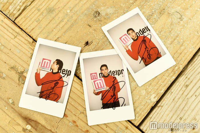 チェキプレゼント(C)モデルプレス