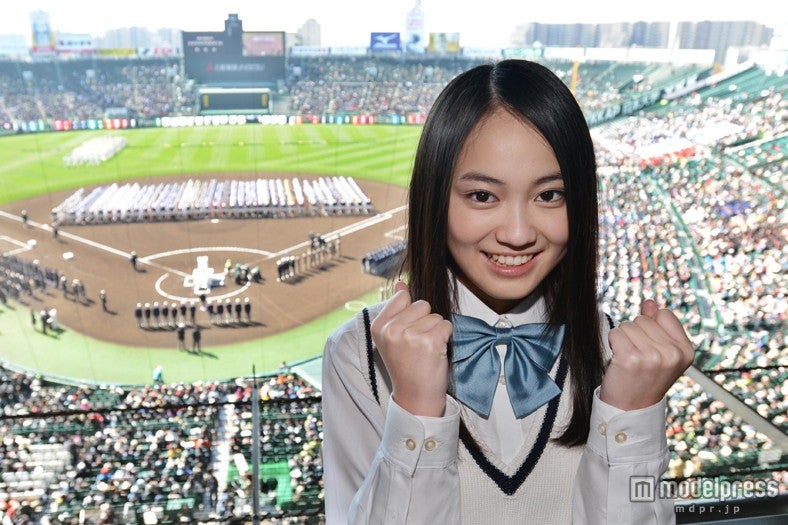 “国民的美少女”が爽やか制服姿で高校球児にエール