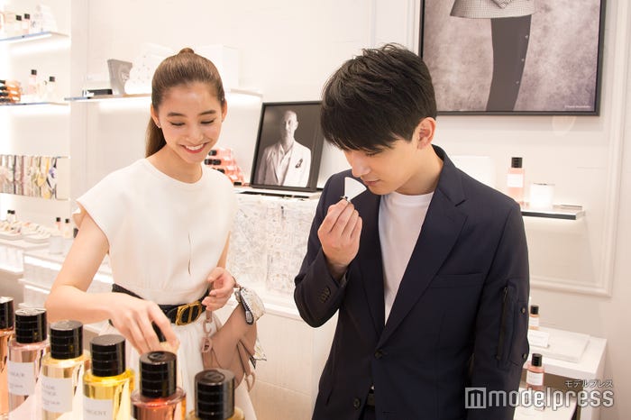 フレグランスラインを体験する新木優子、吉沢亮(C)モデルプレス