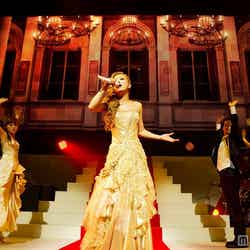 西野カナ衣装：オトナ系 シャンパンゴールド ロングドレス（歌唱映像「Esperanza」）