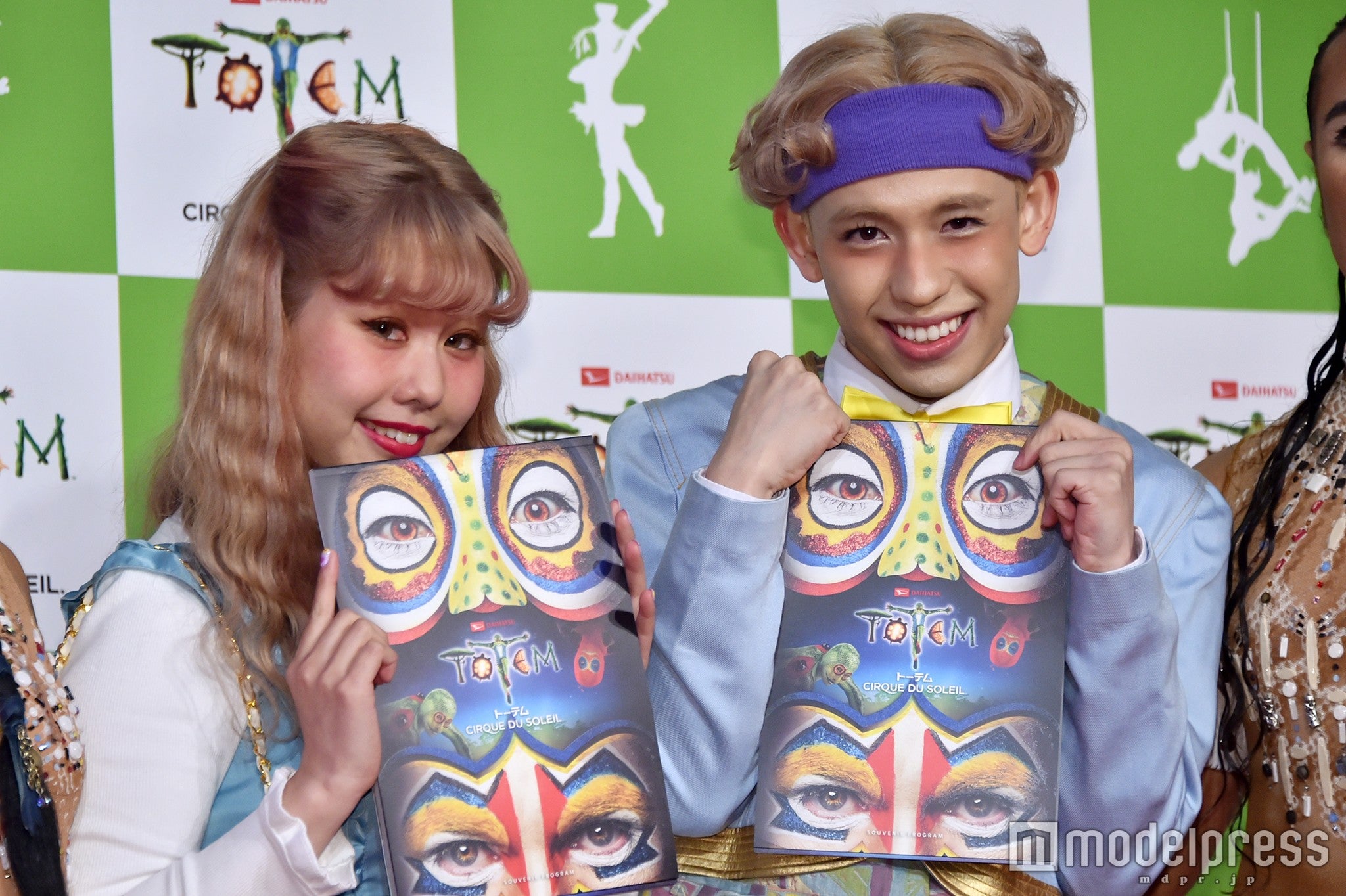 ぺこ・りゅうちぇる、1年7ヶ月記念日に手つなぎレッドカーペット「惚れ直しました」