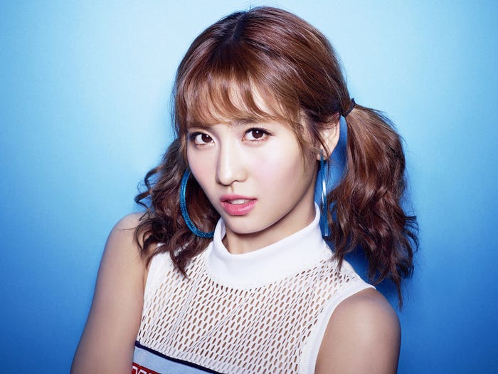 モモ(MOMO)/画像提供:ワーナーミュージック・ジャパン