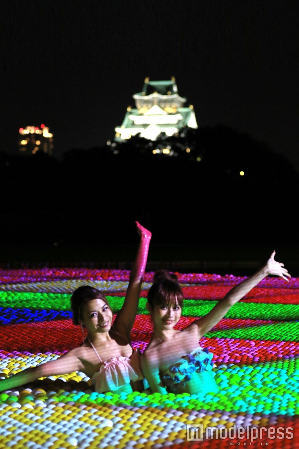 「大阪城ウォーターパーク」幻想的なナイトプールが加わりパワーアップ／画像提供：ハウステンボス