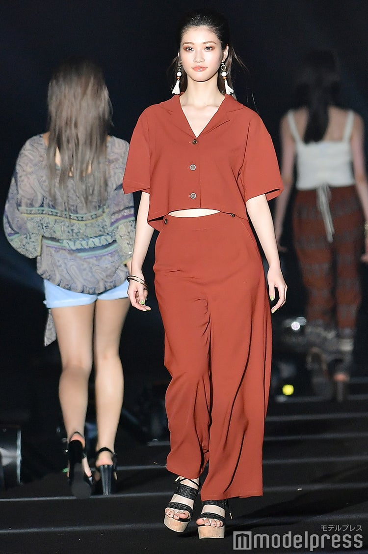 画像2 9 名古屋一可愛い Jkモデル 生見愛瑠 めるる ウエストちらり オールバックヘアでクールなランウェイ Tgc熊本19 モデルプレス