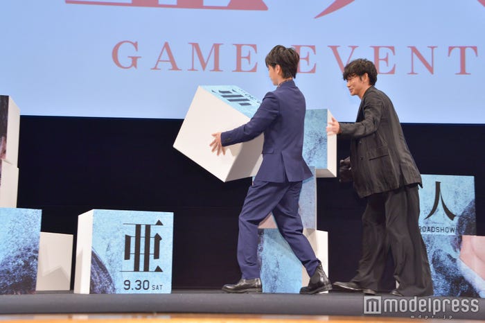 綾野剛の邪魔をする佐藤健(C)モデルプレス