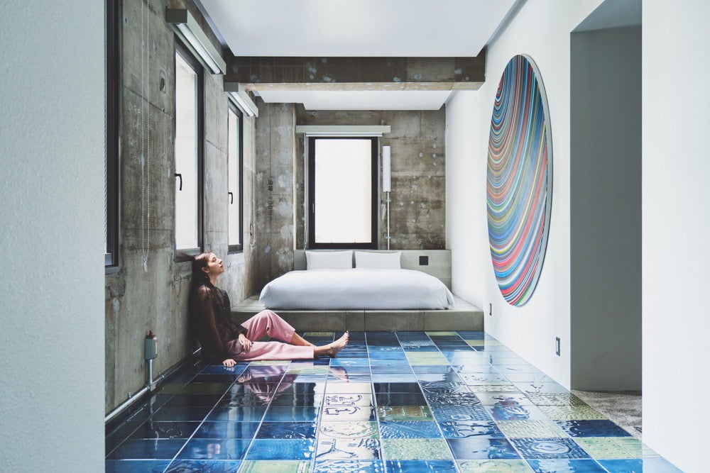 東京日本橋「BnA_WALL」個性豊かな“宿泊型アート作品”に泊まれる新ホテル
