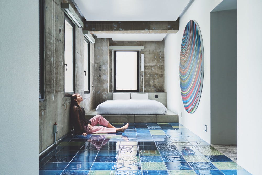 東京日本橋「BnA_WALL」個性豊かな“宿泊型アート作品”に泊まれる新ホテル