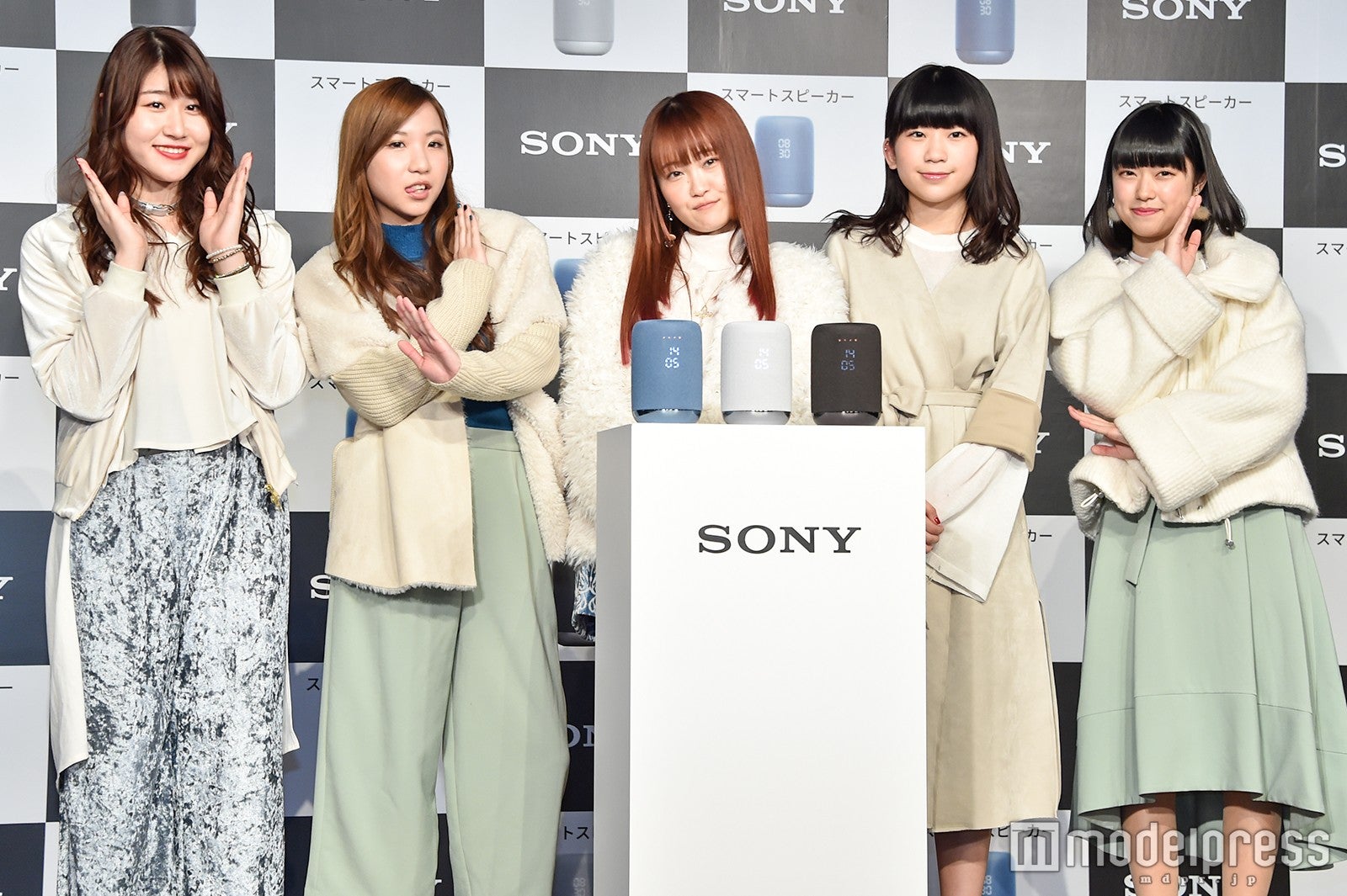 思い思いのポーズをリクエストされた時のリトグリ（左から）かれん、MAYU、芹奈、manaka、アサヒ （C）モデルプレス