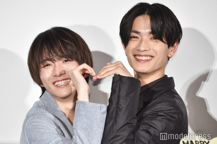 いろいろなハートポーズを繰り広げ笑顔がとまらない板垣李光人&高橋恭平(C)モデルプレス