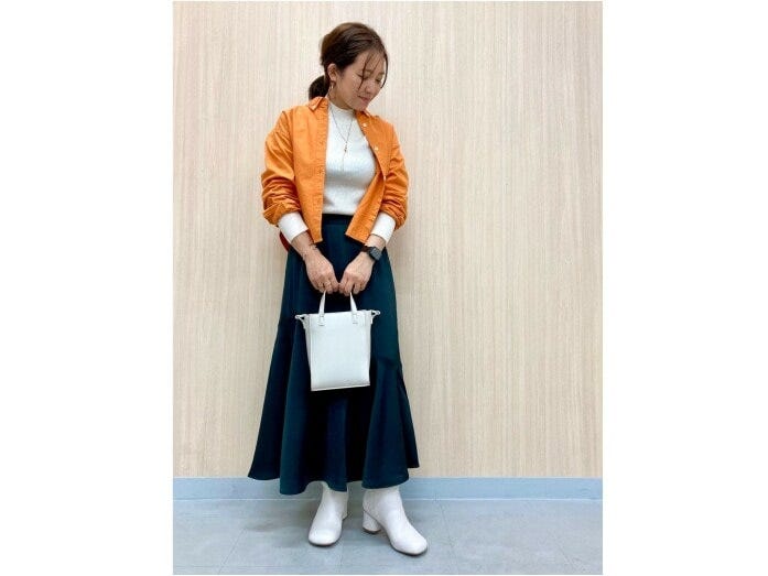 ツヤのあるスカートは秋冬素材のトップスと異素材ミックスコーデに◎　出典：StyleHint