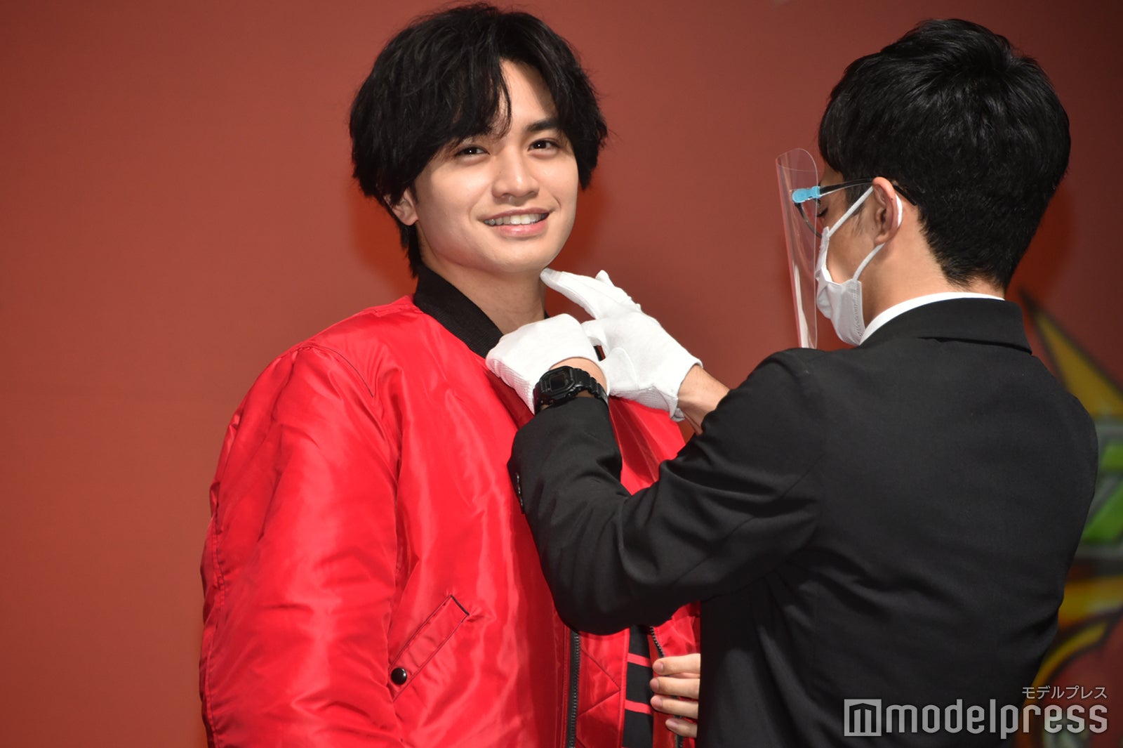 ピンマイクを直してもらっている間も記者への気遣いを忘れない中島健人「ブレイクタイムですね」 （C）モデルプレス