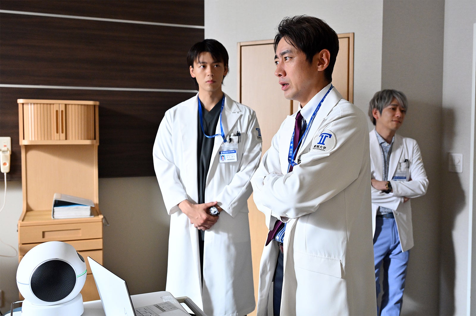 竹内涼真、小泉孝太郎、二宮和也「ブラックペアン シーズン２」第6話より（C）TBS