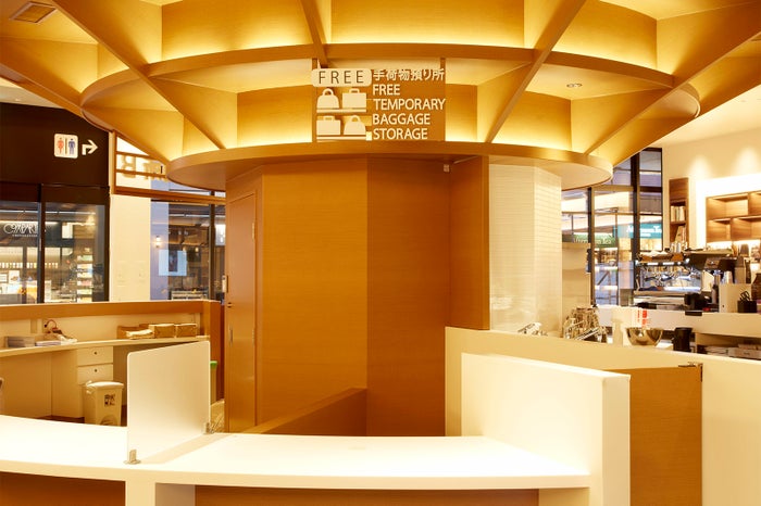 キャリーケースにも対応した無料の手荷物預かり所／画像提供：三井不動産