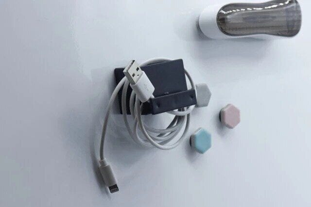 マグネットで取り付けるコードホルダー　使用例