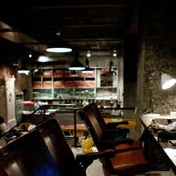 一人でもくつろげるテーブル席/aA Design Museum, Hongdae, Seoul, South Korea by Jirka Matousek