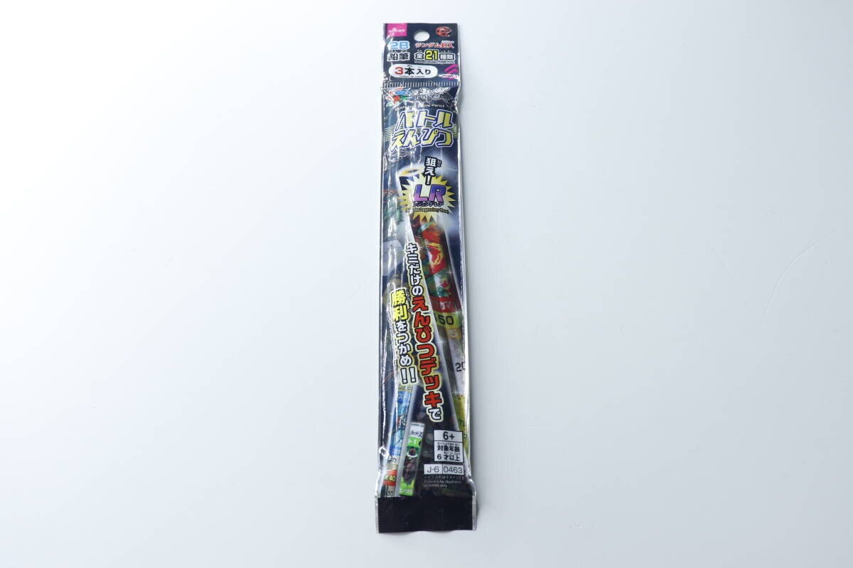 『蟲神器バトルえんぴつ』の細長いパッケージを正面から