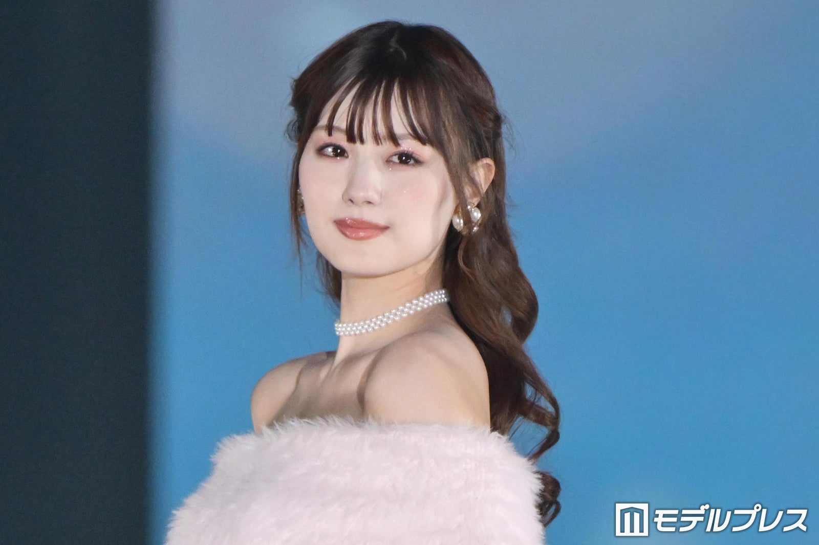 「ダウンタイム」で話題・鶴嶋乃愛、オフショルから美デコルテ際立つ「上品で綺麗」「透明感すごい」と反響続々【ガルアワ2026A/W】