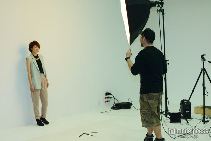 緊張しながらもモデルの顔を見せた潮田玲子/撮影の様子
