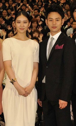 武井咲、妻夫木聡／（C）2012『愛と誠』製作委員会